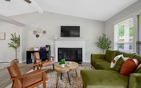New Renovated 4Br Games Big Backyard Deck